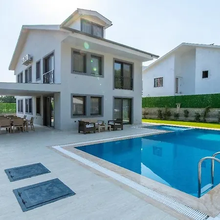 Detached With Private Pool In Inlice 别墅