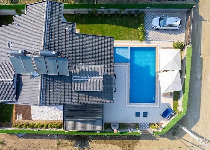 Villa Detached With Private Pool In Inlice *