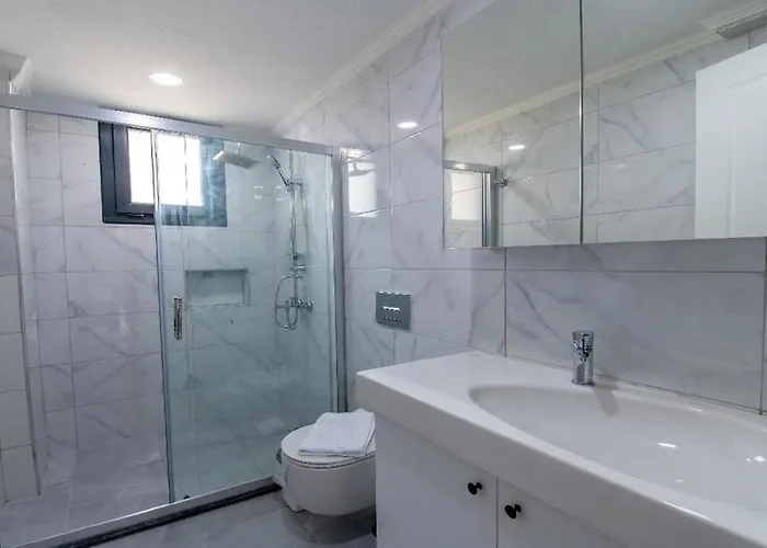 Detached With Private Pool In Inlice